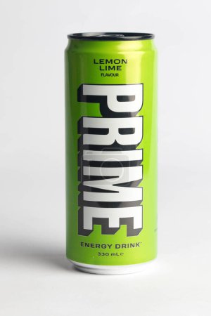 Téléchargez les photos : Londres, Royaume-Uni, 18 octobre 2023 : - Une canette de citron Lime Prime Energy boisson, promue par Youtubers Logan Paul et KSI - en image libre de droit