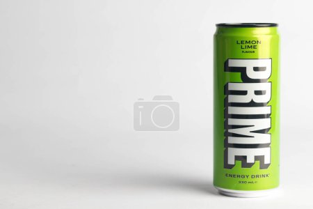 Téléchargez les photos : Londres, Royaume-Uni, 18 octobre 2023 : - Une canette de citron Lime Prime Energy boisson, promue par Youtubers Logan Paul et KSI - en image libre de droit