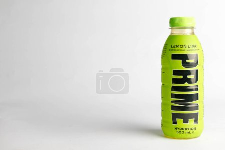 Téléchargez les photos : Londres, Royaume-Uni, 18 octobre 2023 : - Une bouteille de citron Lime Prime Hydration drink, promue par Youtubers Logan Paul et KSI - en image libre de droit