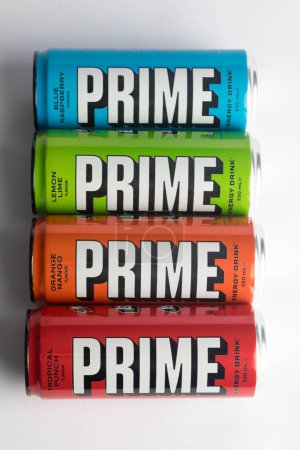 Téléchargez les photos : Londres, Royaume-Uni, 18 octobre 2023 : - Four Cans of Prime Energy drink, promu par Youtubers Logan Paul et KSI - en image libre de droit
