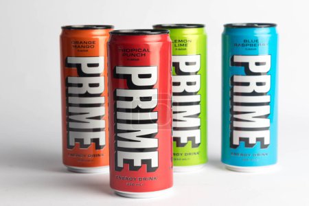 Téléchargez les photos : Londres, Royaume-Uni, 18 octobre 2023 : - Four Cans of Prime Energy drink, promu par Youtubers Logan Paul et KSI - en image libre de droit