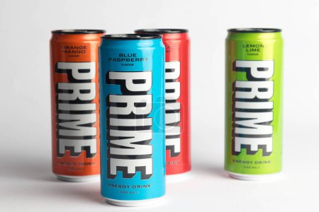 Foto de Londres, Reino Unido, 18 de octubre de 2023: - Cuatro latas de bebida Prime Energy, promovidas por Youtubers Logan Paul y KSI - Imagen libre de derechos