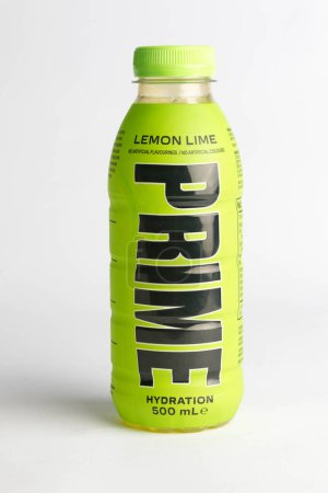 Téléchargez les photos : Londres, Royaume-Uni, 18 octobre 2023 : - Une bouteille de citron Lime Prime Hydration drink, promue par Youtubers Logan Paul et KSI - en image libre de droit