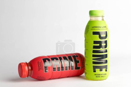 Téléchargez les photos : Londres, Royaume-Uni, 18 octobre 2023 : - Bouteilles de boisson Prime Hydration, saveurs Tropical Punch & Lemom Lime, promues par Youtubers Logan Paul et KSI - en image libre de droit