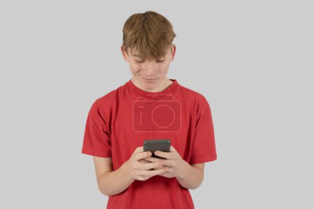 Foto de Feliz adolescente escribiendo un mensaje de texto en su teléfono móvil - Imagen libre de derechos