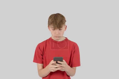 Foto de Feliz adolescente escribiendo un mensaje de texto en su teléfono móvil - Imagen libre de derechos