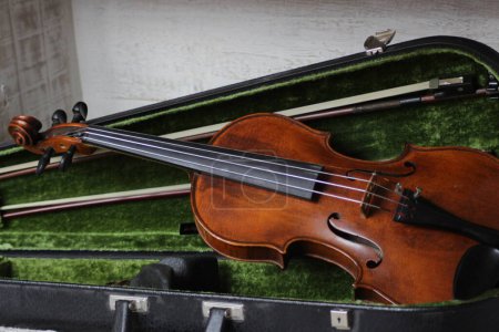 Foto de Violín - un instrumento musical de arco orquestal o solo profesional con cuatro cuerdas. amado por niños y adultos. utilizado en la música popular clásica y jazz. Foto de alta calidad - Imagen libre de derechos