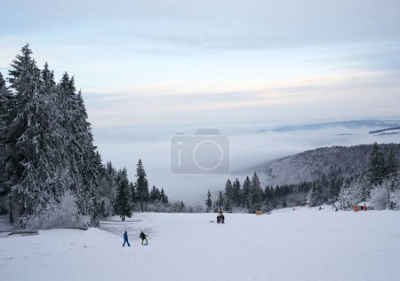 Foto de Magnificent winter landscape on Wasserkuppe mountain in Ren, Hesse, Germany. magical tall and large pines and snowy firs covered with snow and ice. The horizon creates an illusion and merges with the - Imagen libre de derechos