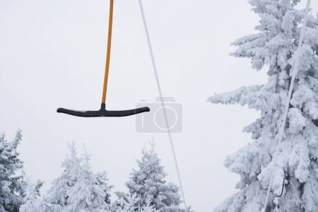Foto de Part of a ski lift against the backdrop of a magnificent winter landscape on the Wasserkuppe mountain in Rhen, Hesse, Germany. magical tall and large pines and snowy firs covered with snow and ice - Imagen libre de derechos