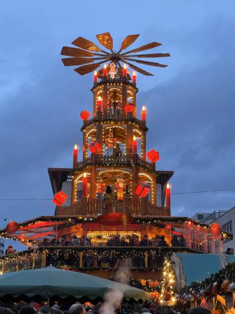 Téléchargez les photos : Marché de Noël pittoresque, dans le centre du marché de Noël, 11 décembre 2023, à Fulda Hesse, en Allemagne, un bâtiment se tient et brille avec différentes lumières, invitant tout le monde à le visiter.. Haut - en image libre de droit