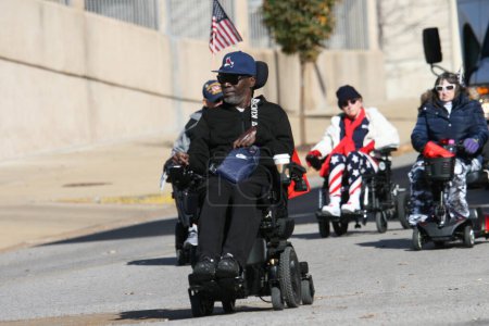 Téléchargez les photos : Veterans Day Parade in Downtown St. Louis, Missouri, États-Unis. La route se termine sur Market Street au Soldiers Memorial Park. - en image libre de droit