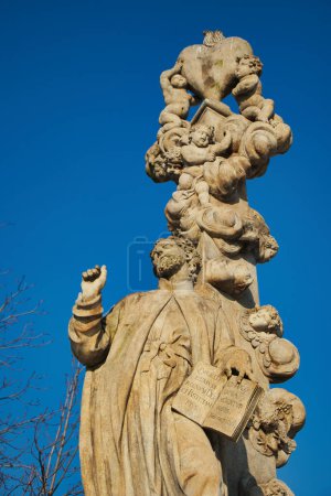 Téléchargez les photos : Statue de St. Cajetan sur le pont Charles, Prague. République tchèque. - en image libre de droit