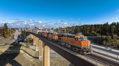 Foto de Spokane tren ferrocarril puente washington transporte otoño día - Imagen libre de derechos