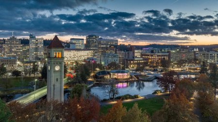 Téléchargez les photos : Spokane coucher de soleil centre-ville tour rue principale nuit crépuscule - en image libre de droit