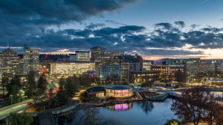 Téléchargez les photos : Spokane coucher de soleil centre-ville tour rue principale nuit crépuscule - en image libre de droit