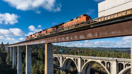 Foto de Spokane tren ferrocarril puente washington transporte otoño día - Imagen libre de derechos