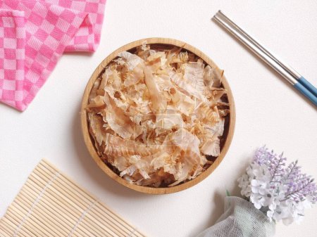 Téléchargez les photos : Katsuobushi. Il s'agit d'aliments en conserve à base de thon listao. rasé comme des copeaux de bois pour le bouillon. base de la cuisine japonaise, saupoudré sur le dessus de la nourriture comme un arôme. mangé comme plat d'accompagnement avec du riz - en image libre de droit