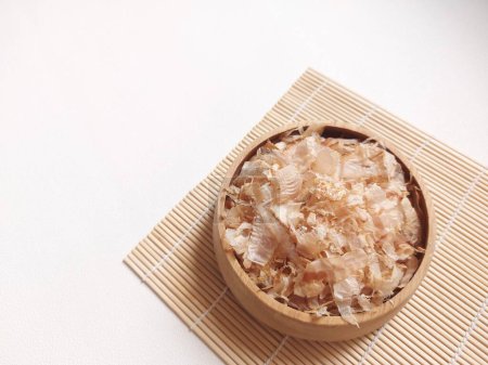 Téléchargez les photos : Katsuobushi. Il s'agit d'aliments en conserve à base de thon listao. rasé comme des copeaux de bois pour le bouillon. base de la cuisine japonaise, saupoudré sur le dessus de la nourriture comme un arôme. mangé comme plat d'accompagnement avec du riz - en image libre de droit