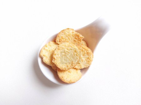 Foto de Bagels o Roti Bagelen. hecho de pan dulce que se extiende con margarina o crema de mantequilla, luego se seca por cocción. Snack auténtico de Purworejo, java central, indonesia - Imagen libre de derechos