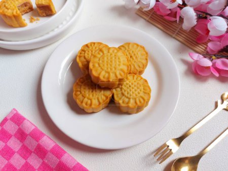 Téléchargez les photos : Mooncakes sur assiette blanche. C'est un produit de boulangerie traditionnelle chinoise. Manger au milieu de la fête d'automne. Goût doux et doux. - en image libre de droit