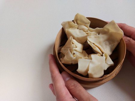 Téléchargez les photos : Boulette crue ou dimsum sur vapeur en bambou. C'est la nourriture traditionnelle de la Chine. Goût salé. - en image libre de droit