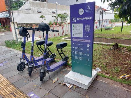 Téléchargez les photos : Bogor,indonesia-jan 1 2023: purple scooter on pedestrian street for rent.  it is a public transportation facility from the government - en image libre de droit