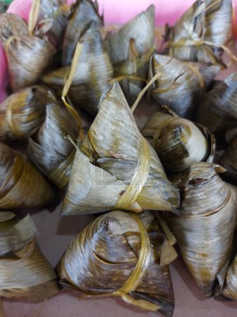 Foto de Bacang or bakcang, Zongzi,rouzong, simplyzong. It is a traditional Chinese rice dish made ofglutinous ricestuffed with different fillings and wrapped inbambooleaves, or sometimes withreed - Imagen libre de derechos
