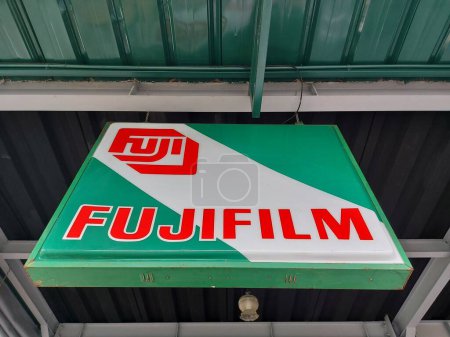 Téléchargez les photos : Bandung, indonésie-3 juin 2023 : la néonbox fujifilm suspendue sur le toit. célèbre marque de caméras en Indonésie - en image libre de droit