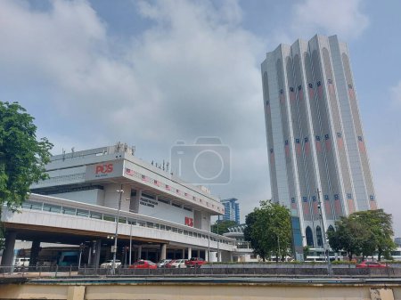 Foto de Kuala lumpur, Malasia-agosto 12 2023: Oficina General de Correos de Kuala Lumpur Pejabat Pos Besar Kuala Lumpur. Es la oficina general de correos más grande de Malasia. Situado en DayabumiComplex - Imagen libre de derechos