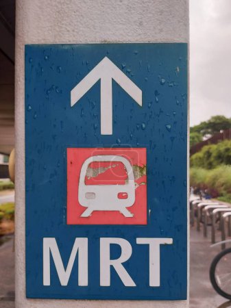 Téléchargez les photos : Cluny park, singapore-août 14 2023 : symbole de direction MRT.Le système de transport rapide de masse ou MRT, est un système de transport rapide à Singapour et le principal mode de transport du pays insulaire - en image libre de droit