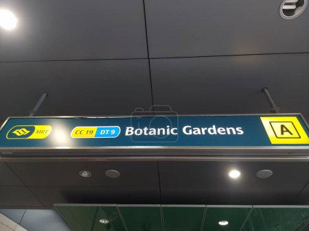 Téléchargez les photos : Jardin botanique, Singapour 14 août 2023 : Jardin botanique MRT Station. Situé à la jonction de Cluny Park Road et Bukit Timah Road. - en image libre de droit