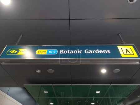 Téléchargez les photos : Jardin botanique, Singapour 14 août 2023 : Jardin botanique MRT Station. Situé à la jonction de Cluny Park Road et Bukit Timah Road. - en image libre de droit