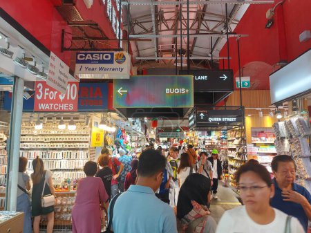 Téléchargez les photos : Bugis, Singapour 14 août 2023 : Bugis Street Market. Il est bien connu pour être l'un des endroits les moins chers de Singapour pour se procurer vos souvenirs, accessoires, vêtements, électronique, articles ménagers, etc. - en image libre de droit