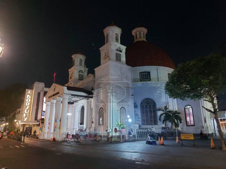Téléchargez les photos : Semarang, indonésie-31 août 2023 : GPIBEmmanuel SemarangorGereja Blenduk. c'est la plus ancienne église chrétienne du centre de Java qui a été construite par les Hollandais dans une forme octogonale. - en image libre de droit