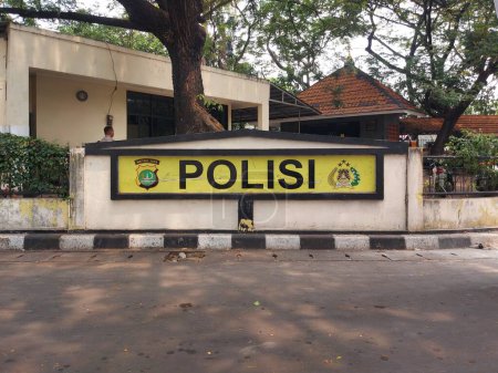 Foto de Yakarta, indonesia-agosto 31 2023: oficina de policía en gambir station, central jakarta, indonesia - Imagen libre de derechos