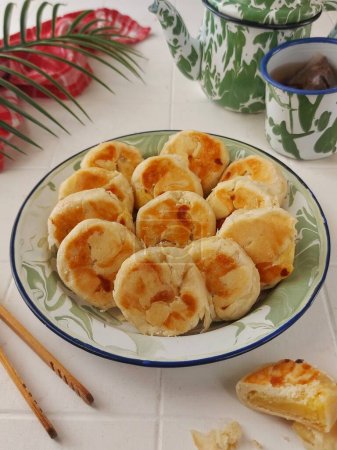 Bakpia pathok.it ist eine kleine, runde, chinesisch beeinflusste indonesische Weetrolle. normalerweise mit Mungbohnen gefüllt, aber in letzter Zeit auch in anderen Füllungen wie Schokolade, Durian und Käse. 
