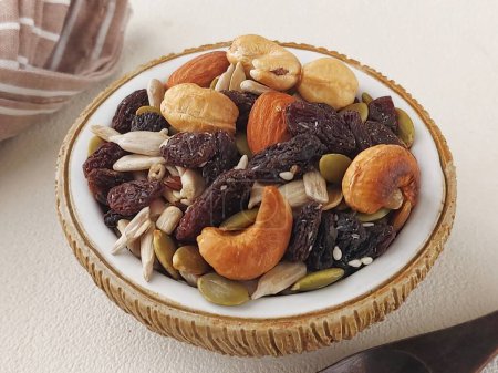 Sentier mixorgorp. Il s'agit d'un type de snack mix, typiquement une combinaison de granola, fruits secs, noix, et parfois bonbons, développé comme un aliment à prendre le long des randonnées. 