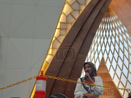 Foto de Bandung, indonesia-dic 7 2023: Atalia Praratya o Ibu Cinta. Es famosa y popular en Indonesia. esposa del 14º Gobernador de Java Occidental, Ridwan Kamil. - Imagen libre de derechos