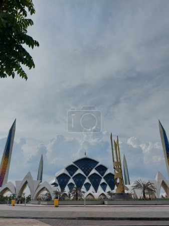 Foto de Bandung,indonesia-dec 7 2023: masjid raya al jabar. es una de las mezquitas más grandes de Indonesia. famoso y popular lugar, ubicado en bandung, oeste de Java, indonesia. - Imagen libre de derechos
