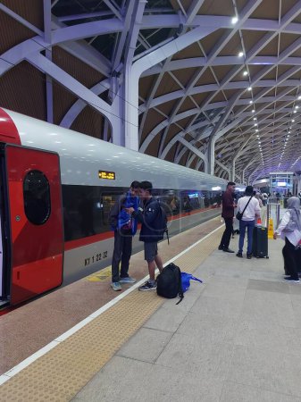 Téléchargez les photos : Jakarta,indonesia-nov 28 2023: TheWhoosh. whoosh est le nom de marque des services de trains à grande vitesse sur le JakartaBandung train à grande vitesse. - en image libre de droit