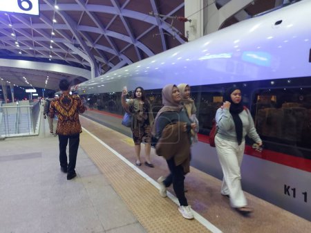 Téléchargez les photos : Jakarta,indonesia-nov 28 2023: TheWhoosh. whoosh est le nom de marque des services de trains à grande vitesse sur le JakartaBandung train à grande vitesse. - en image libre de droit