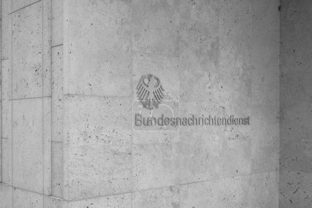 Téléchargez les photos : Berlin, Allemagne - 26 novembre 2021 : Libellé et aigle sur le nouveau bâtiment des services secrets allemands à Berlin - en image libre de droit