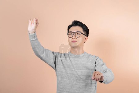 Téléchargez les photos : Intelligent asiatique homme d'affaires main tactile invisible écran isoler fond - en image libre de droit