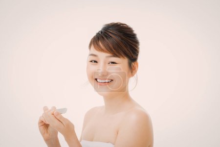 Téléchargez les photos : Jeune attrayant asiatique femme beauté image, soins pour ongle - en image libre de droit