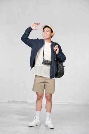 Foto de Portrait of young Asian man traveling - Imagen libre de derechos