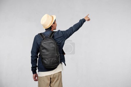 Foto de Vista trasera del excursionista masculino con mochila aislada sobre fondo blanco - Imagen libre de derechos