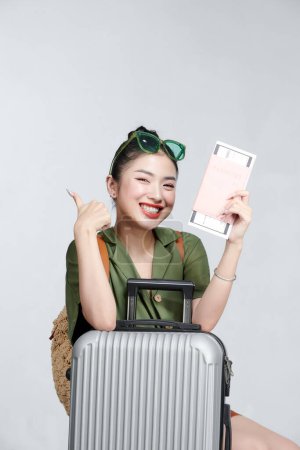 Téléchargez les photos : Femme heureuse fille avec valise et passeport - en image libre de droit