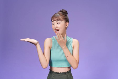 Téléchargez les photos : Attrayant belle asiatique femme ouvert main tenant quelque chose - en image libre de droit
