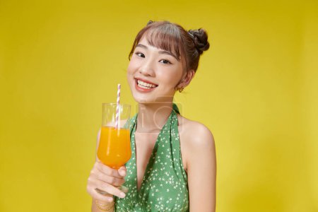 Foto de Mujer joven con jugo de naranja - Imagen libre de derechos