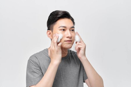 Téléchargez les photos : Homme se lavant le visage avec du savon mousse - en image libre de droit